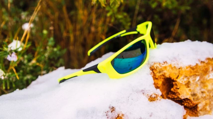 Naočare za zimske sportove sa okvirom u žutoj boji.