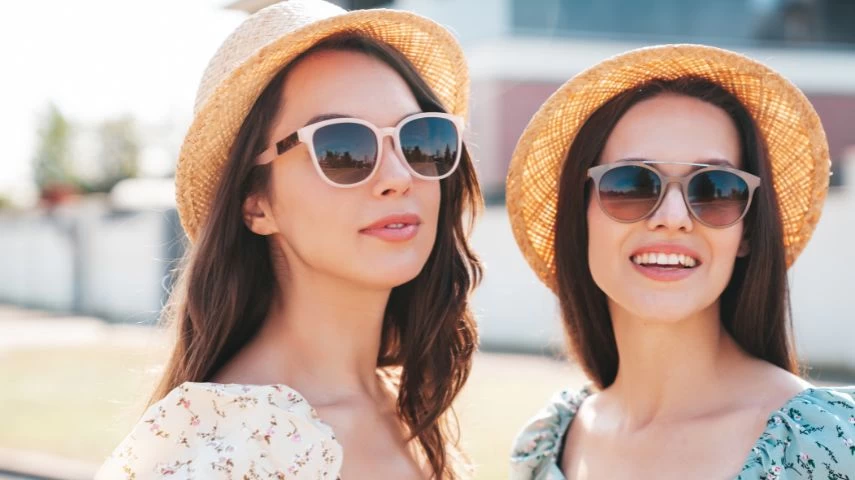 Dve devojke nose polarizovane naočare za sunce.