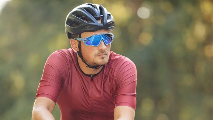 Biciklista nosi sportske naočare.
