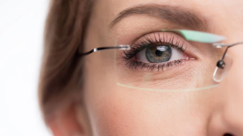 Žena nosi plastična stakla za naočare za vid.