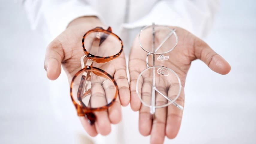 Čovek drži u ruci različite vrste stakla za naočare.